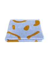 This modern, abstract print in cornflower and gold tones is designed to create a calming palette that layers effortlessly in any childrens bathroom. Meticulously crafted for luxury, these ultra-plush towels are made from 100% organic cotton for the dreamiest feel against your kids delicate skin.