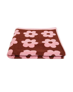 The Winter Flowerbed Bath Towel features a graphic flower motif is both pretty and playful for kids at bathtime. The chocolate and peony colour combination is contemporary and equally at home in the bathroom or on the beach. This ultra-plush towel is made from 100% organic cotton for the softest feel against kids delicate skin.