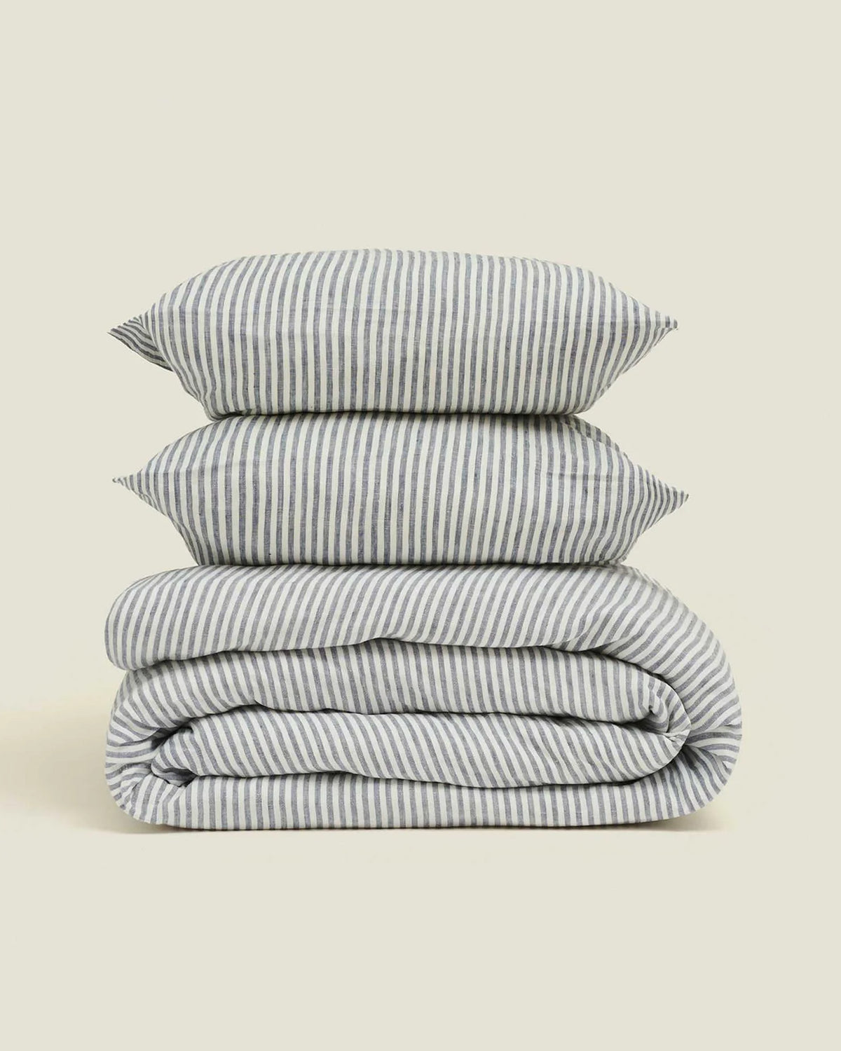 Bring a fresh look to your kids bedrooms with this Blue Stripe Duvet Set. 100% French linen finished with a cute tie detail to create a natural look and to ensure making your kids' bed is easy. Available in single, double and queen sizes.