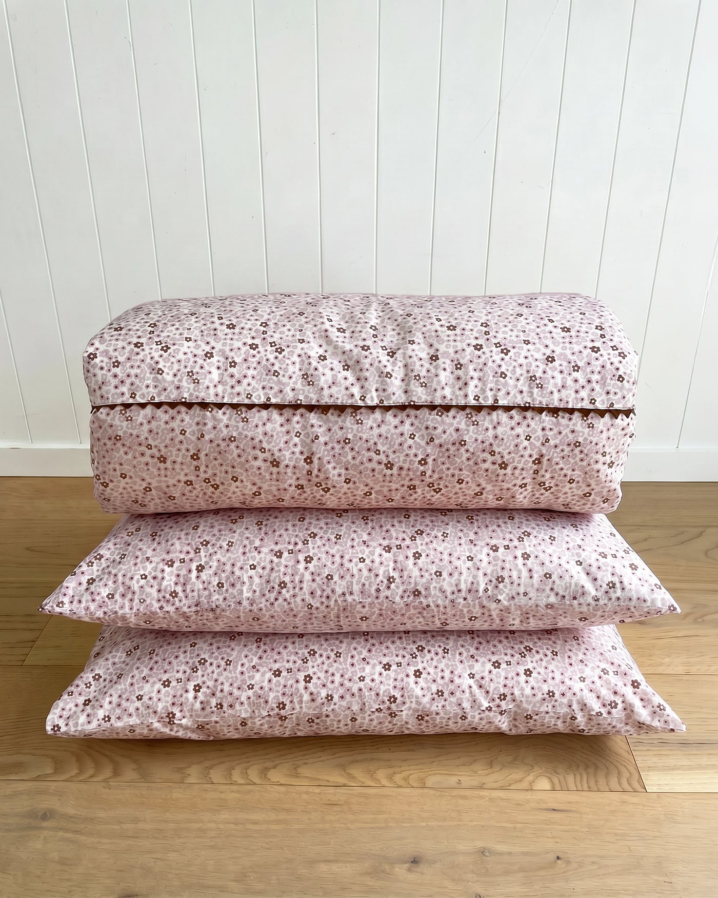 The Daisy Pillowcase features a whimsical all-over daisy print in soft dusty pink and rich cocoa tones. Available in a set of 2.