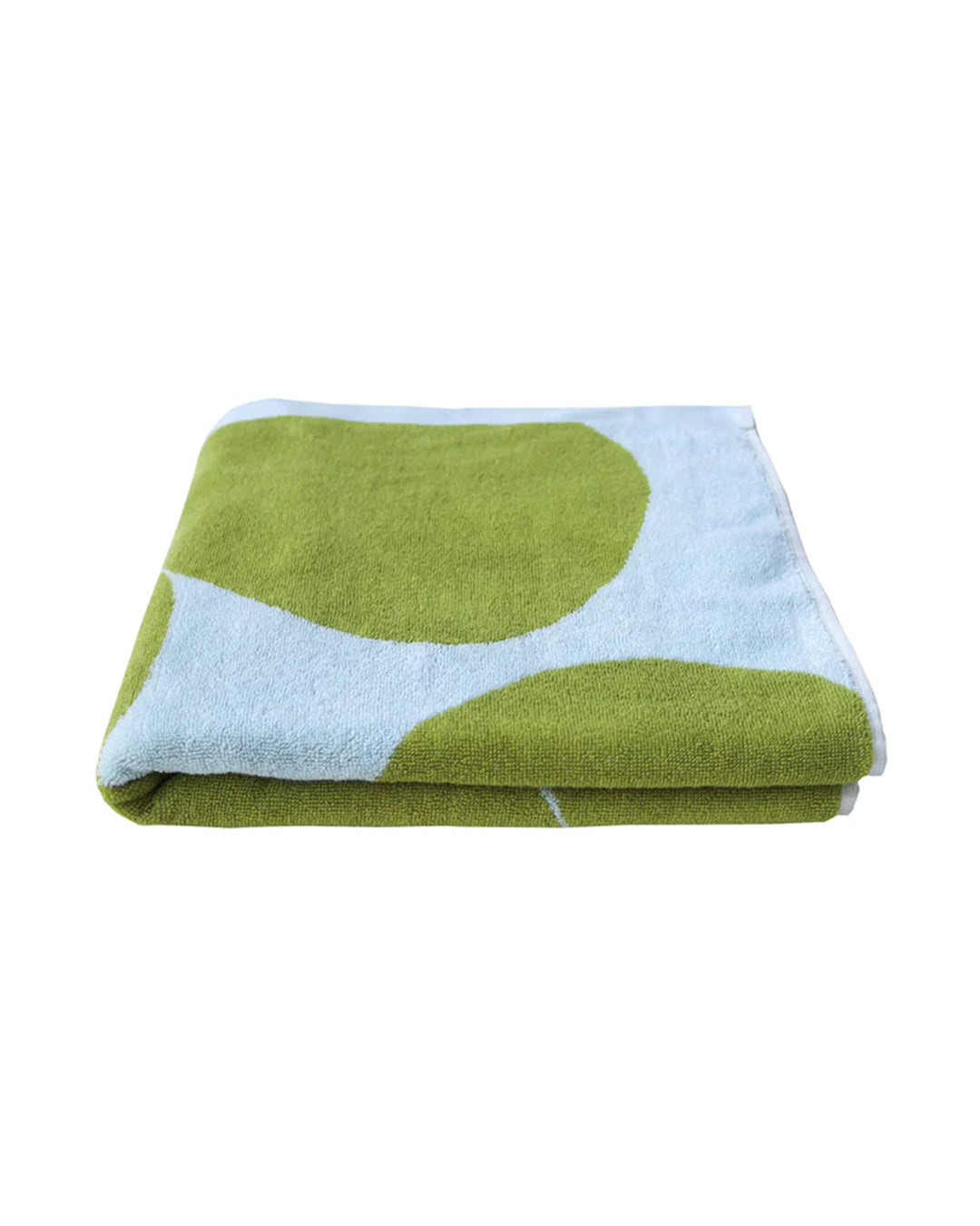 Inspired by nature's pebbles, this bold print in green and aqua tones brings the outside in, creating a soothing palette that layers effortlessly in any children's bathroom. Designed for a luxurious wrap, this ultra-plush towel is made from 100% organic cotton for the dreamiest feel against your kids' delicate skin.