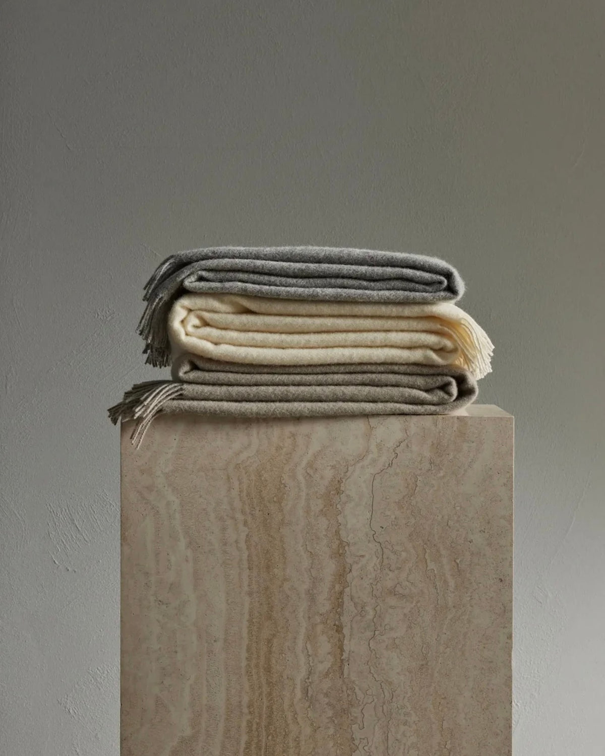 NEVIS WOOLLEN THROW
