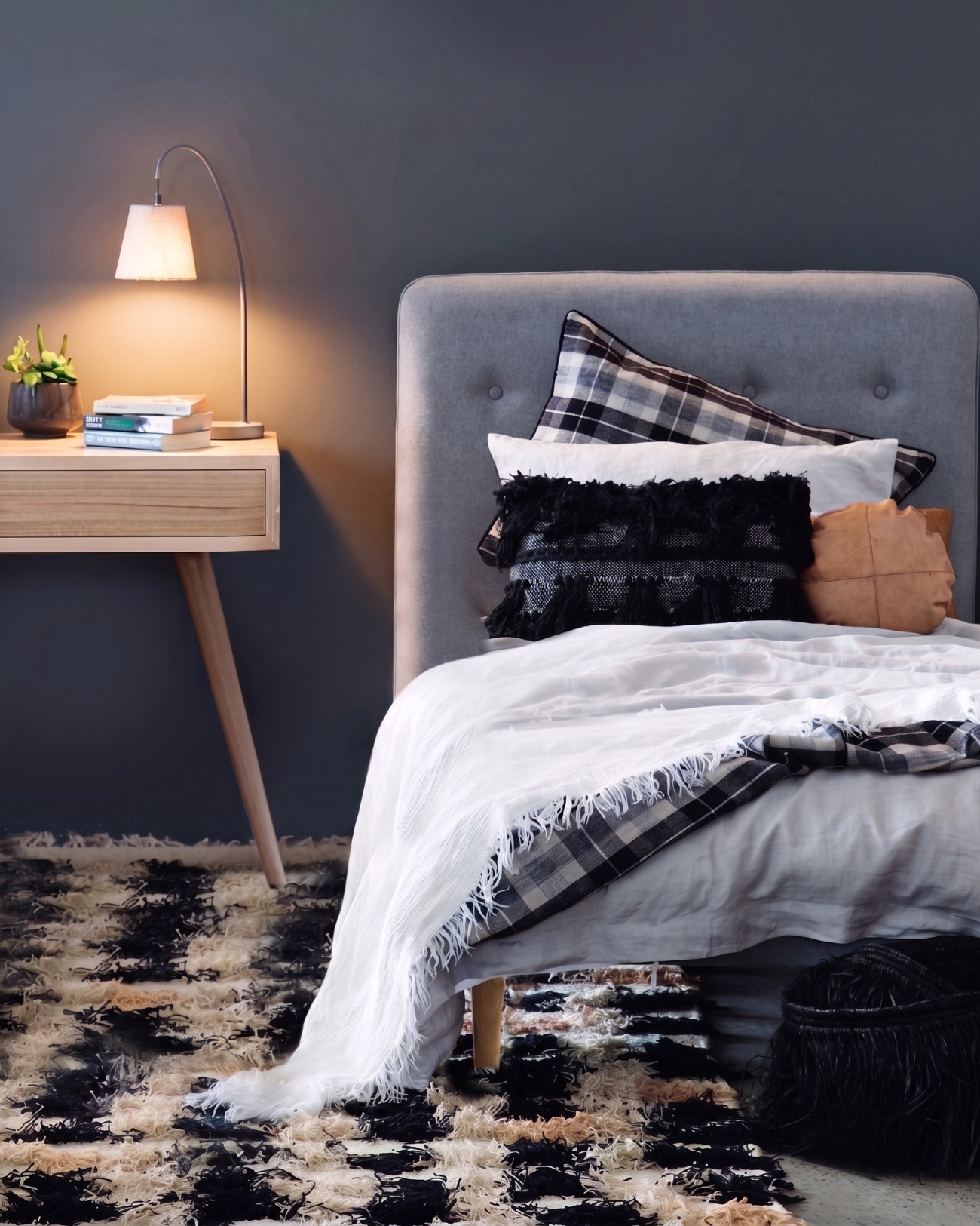 SCOOP UPHOLSTERED BED