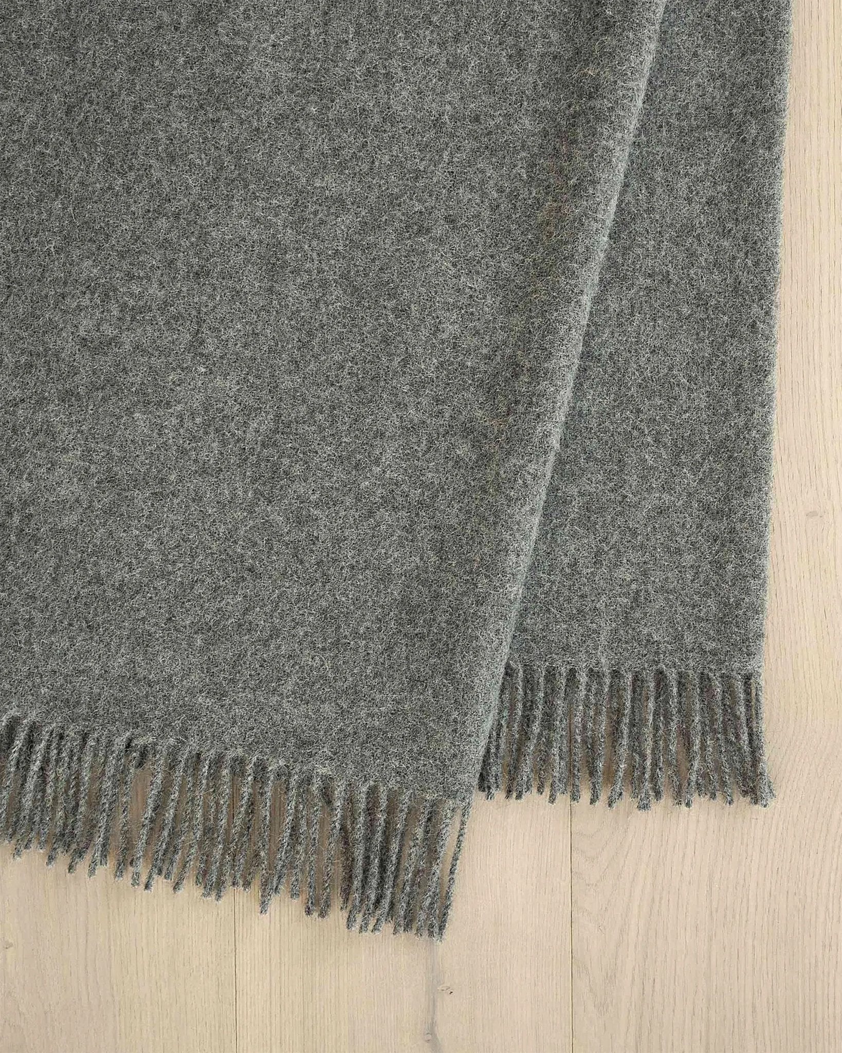 NEVIS WOOLLEN THROW